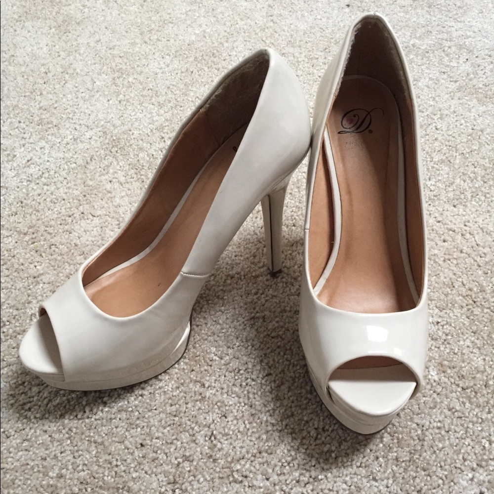 Beige patent leather peep toe platform